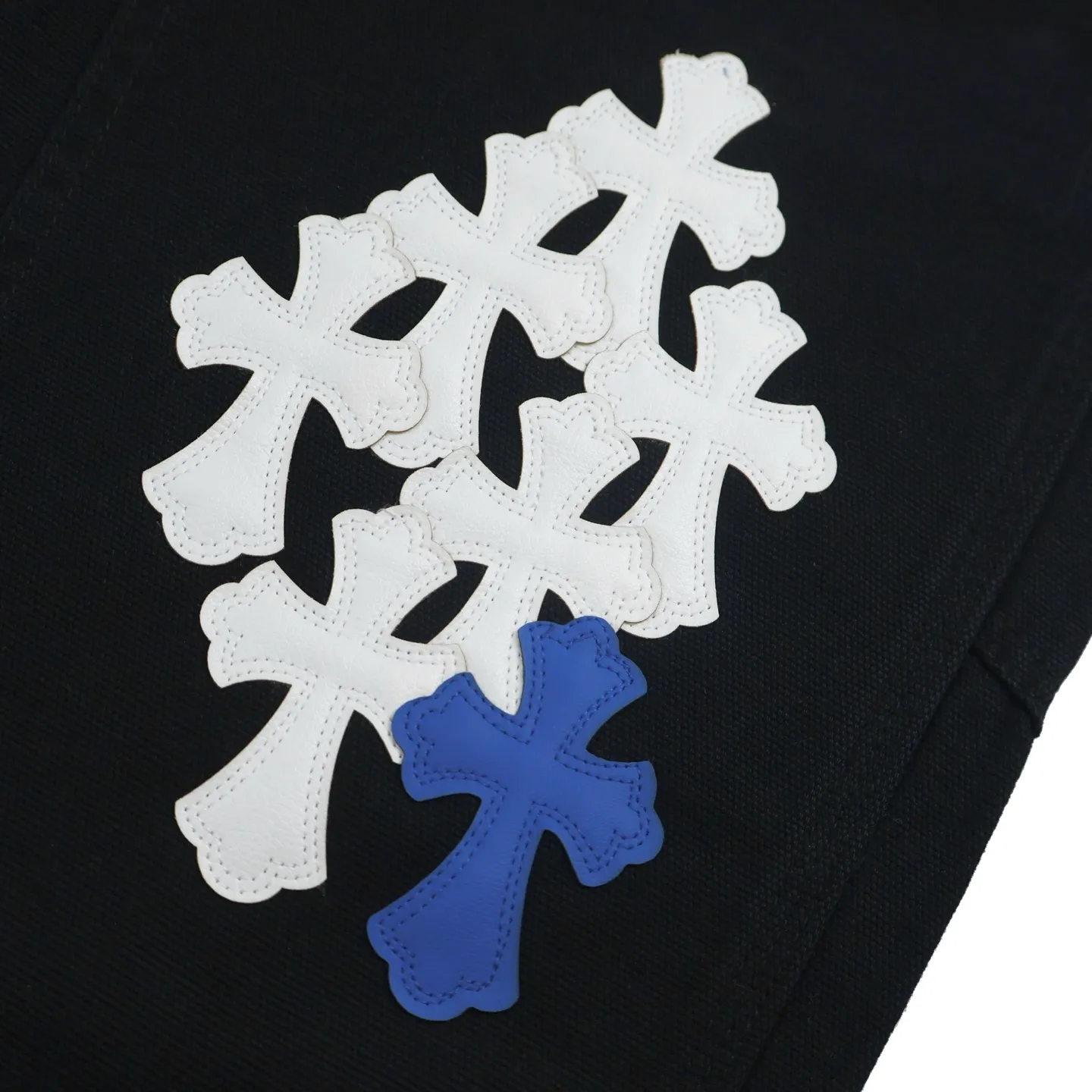 🅿️760 [Exclusive supply] CH Crow Heart Work Jeans are made of twill high-ounce washed denim fabric, exclusive CH-specific logging overalls style (non-Levis Vintage) custom-woven and dyed fabric, and the two-color cross is cowhide + sheepskin (all leather imported from Italy is custom-dyed separately, with consistent texture and no color difference). The stitch length, thread color, and wiring of the car are exactly the same. The inner lining is jacquard, with embroidery on the waist, 925 silver hardware, and heavy-duty washing and manual polishing. Size:32-34-36-38